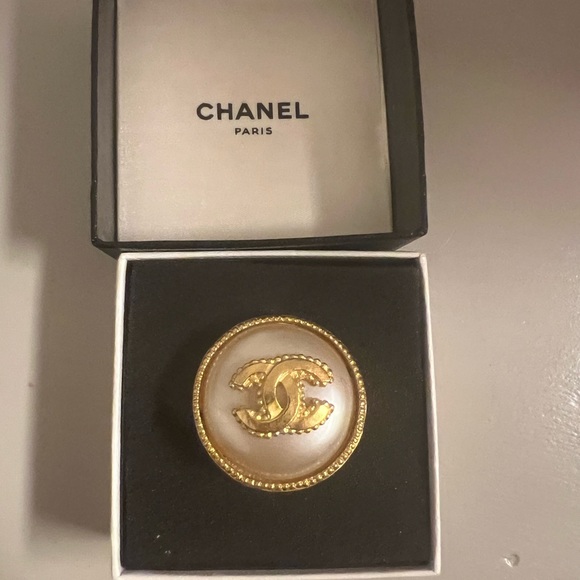 🤩VERY RARE Authentic Vintage CHANEL Faux Pearl Gold BROOCH! Mint cond w/ box. - Picture 4 of 5